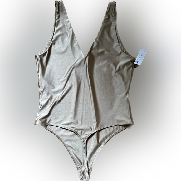 BABATON satinette v neck bodysuit in gold US L - Picture 2 of 4